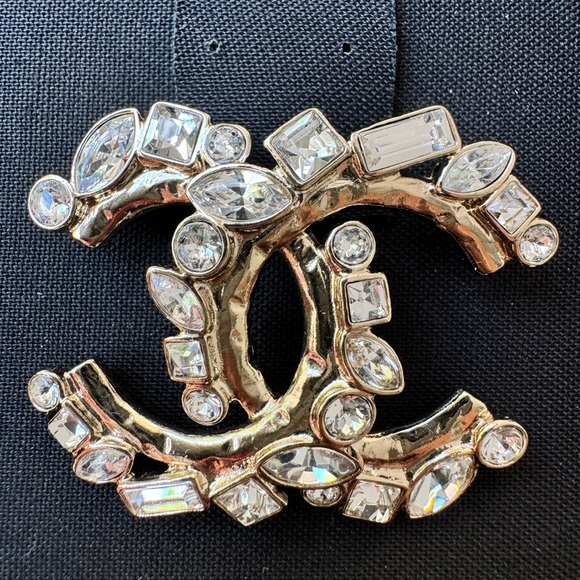 CHANEL 23P CLASSIC GOLD TONE LARGE CC LOGO CRYSTAL BAGUETTE BROOCH PIN - Picture 1 of 12